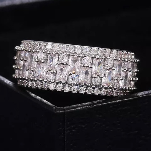 New Luxury 925 Silver Diamond Ring - Picture 3 of 7